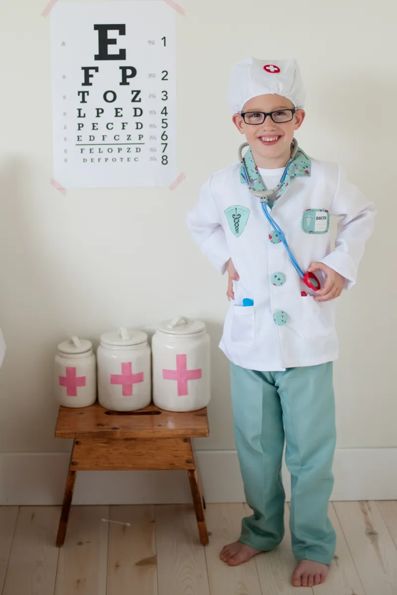 Great Pretenders Green Doctor Set Includes 8 Accessories, Size 5-6