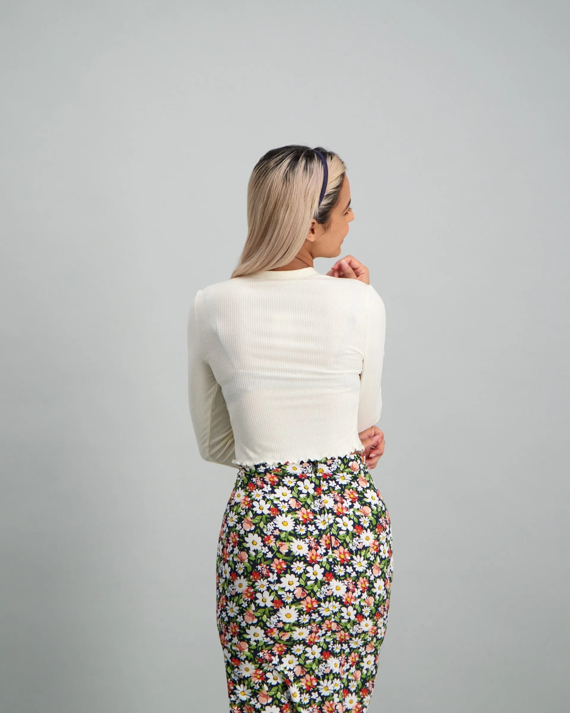 Ladies-Ribbed Buttoned Crop Top