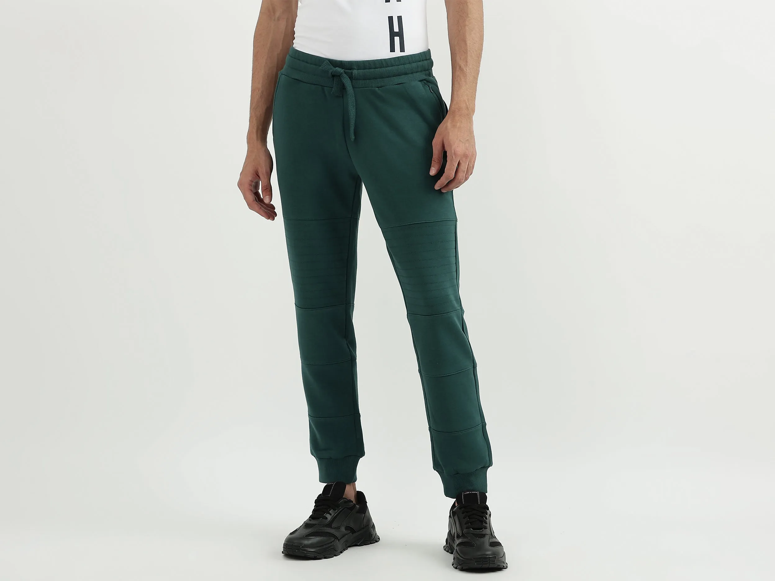 Men Solid Regular Fit Jogger
