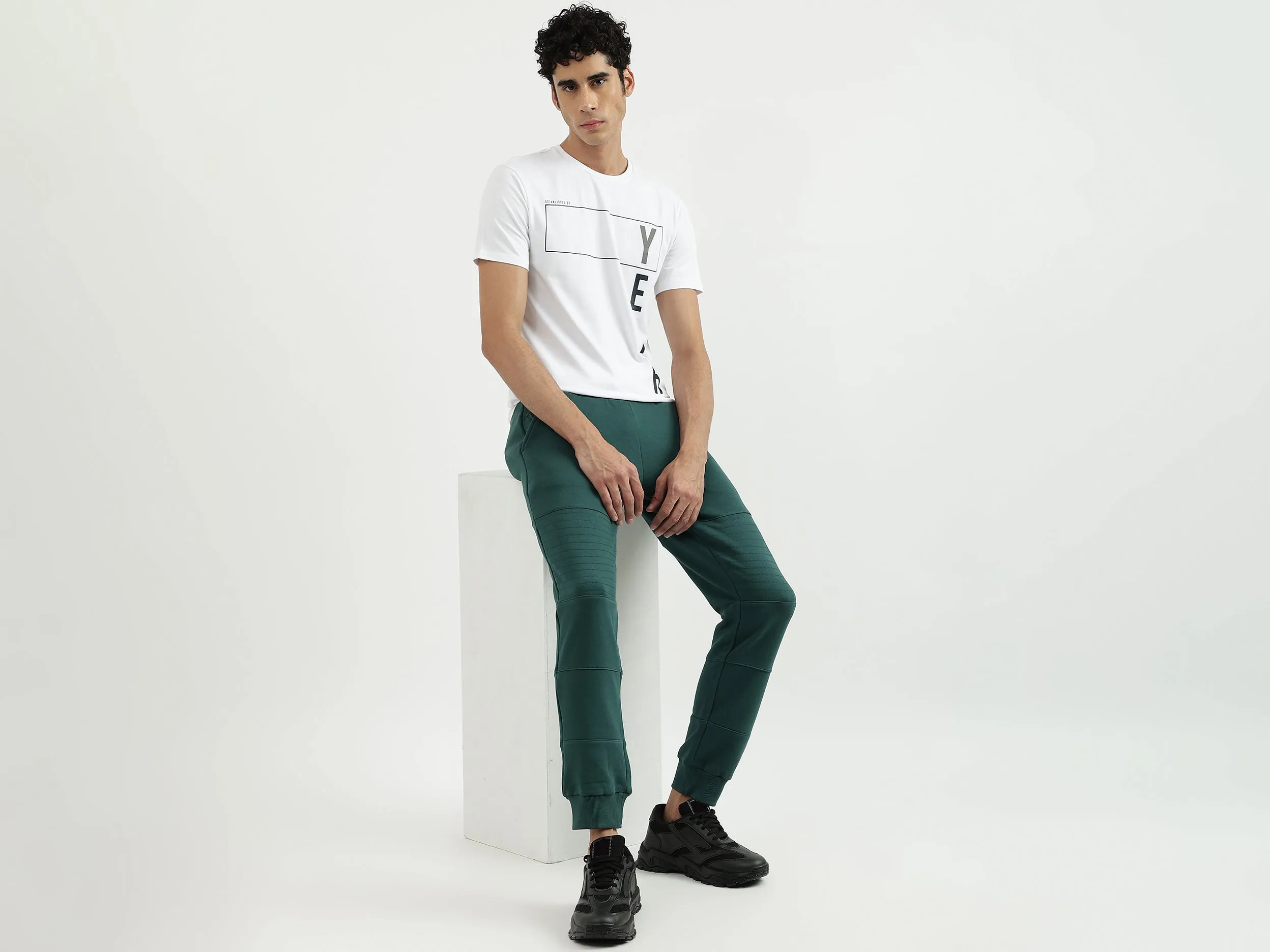 Men Solid Regular Fit Jogger