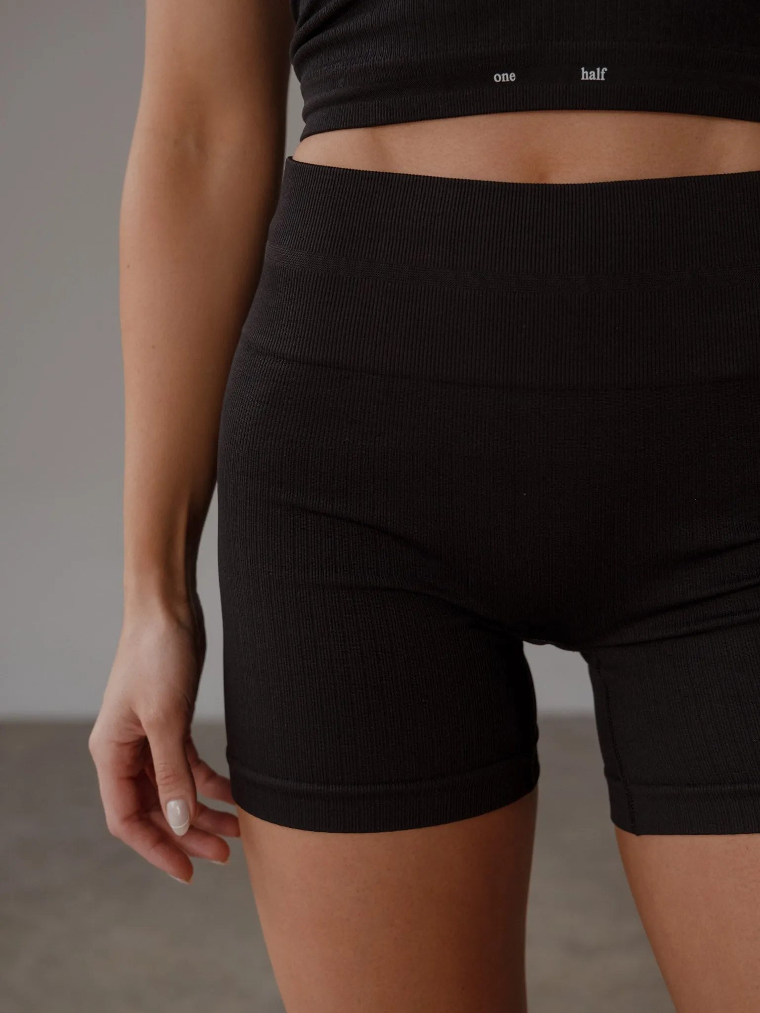 SHAPE SEAMLESS MINI SHORT  - PLUS BLACK