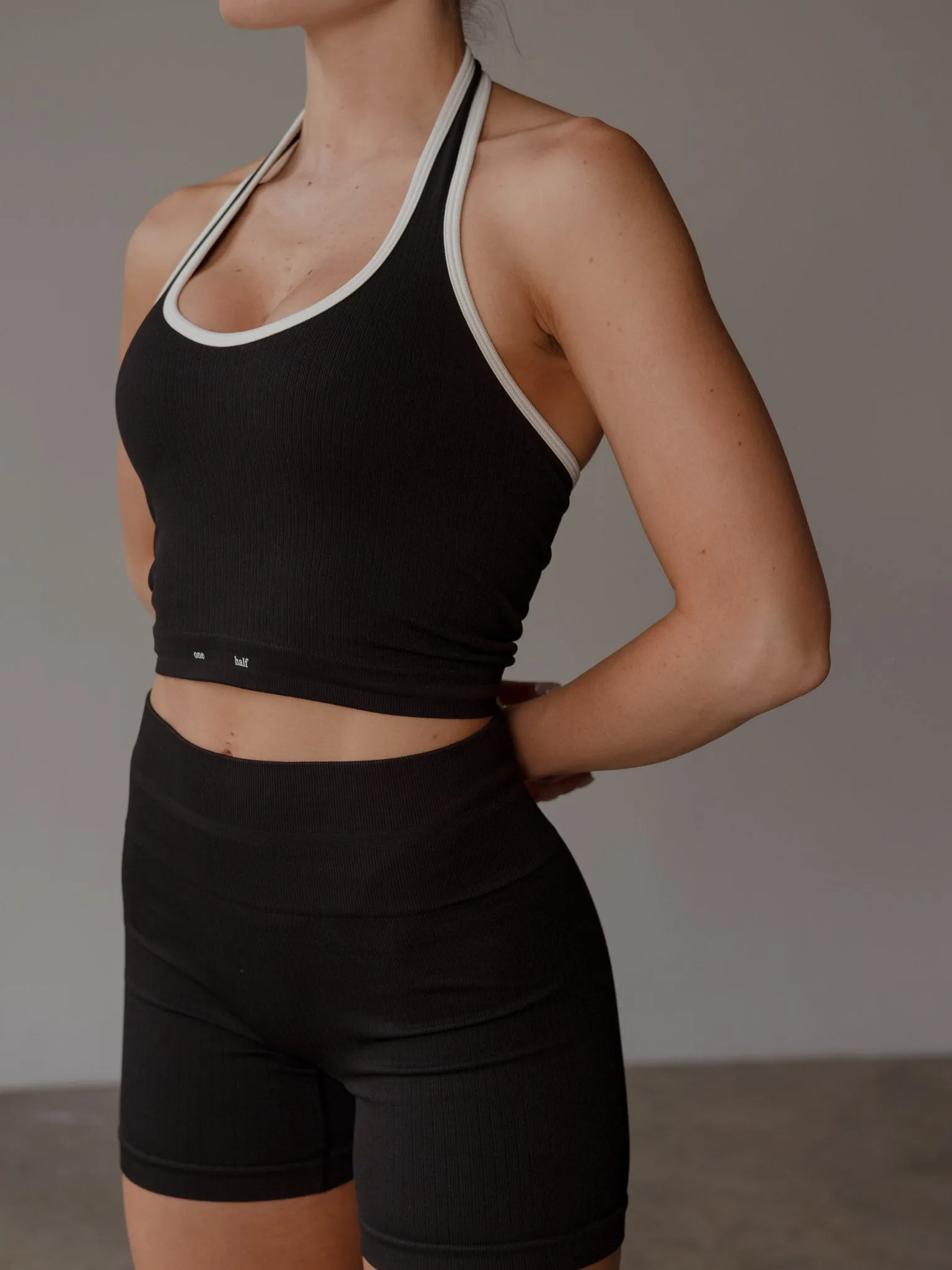 SHAPE SEAMLESS MINI SHORT  - PLUS BLACK
