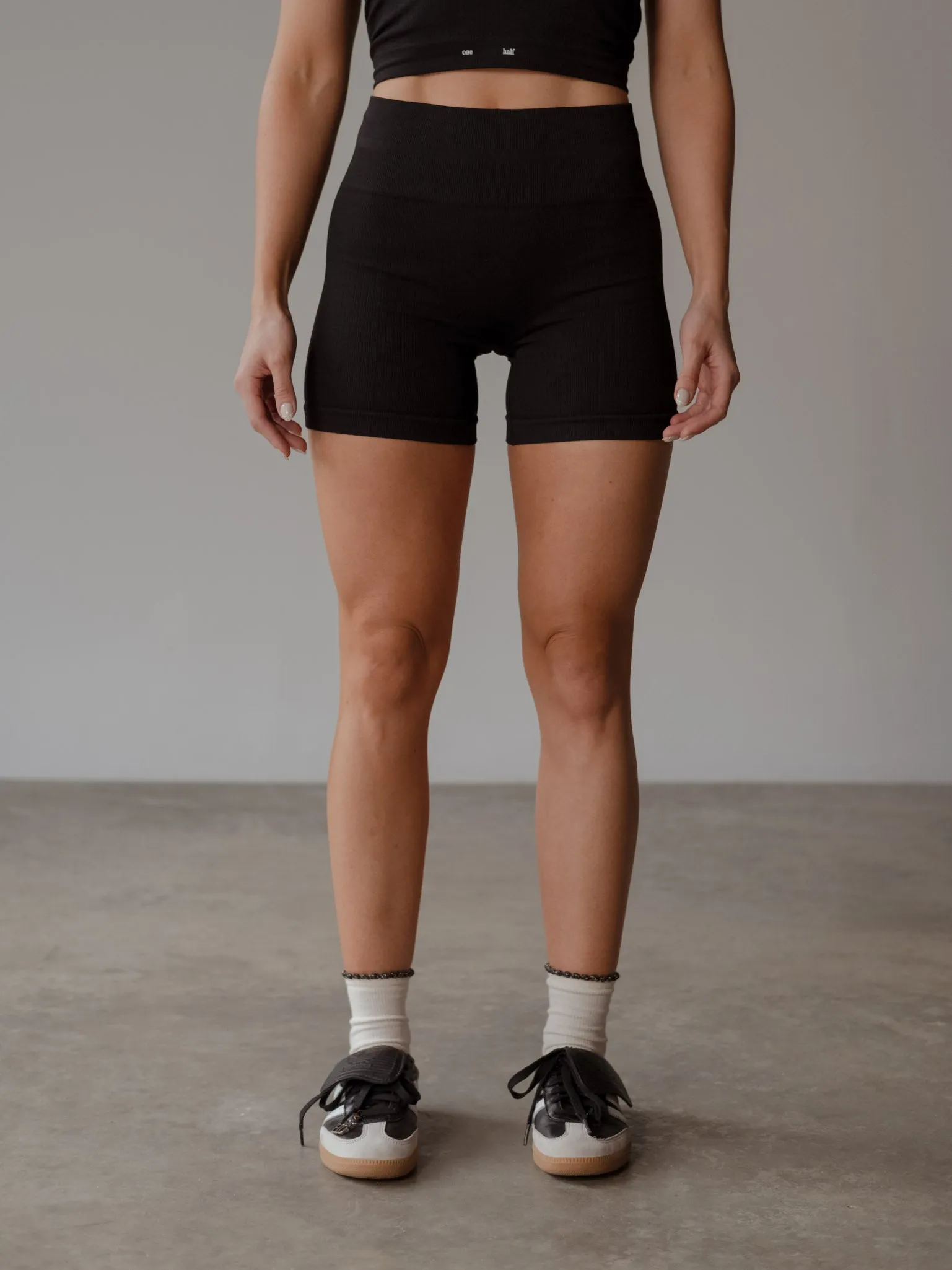 SHAPE SEAMLESS MINI SHORT  - PLUS BLACK
