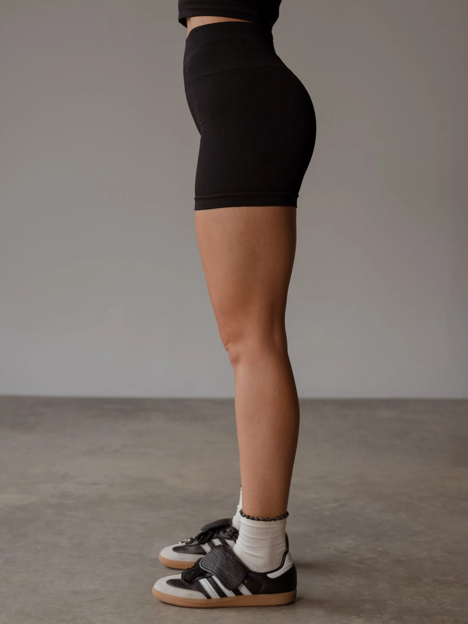 SHAPE SEAMLESS MINI SHORT  - PLUS BLACK