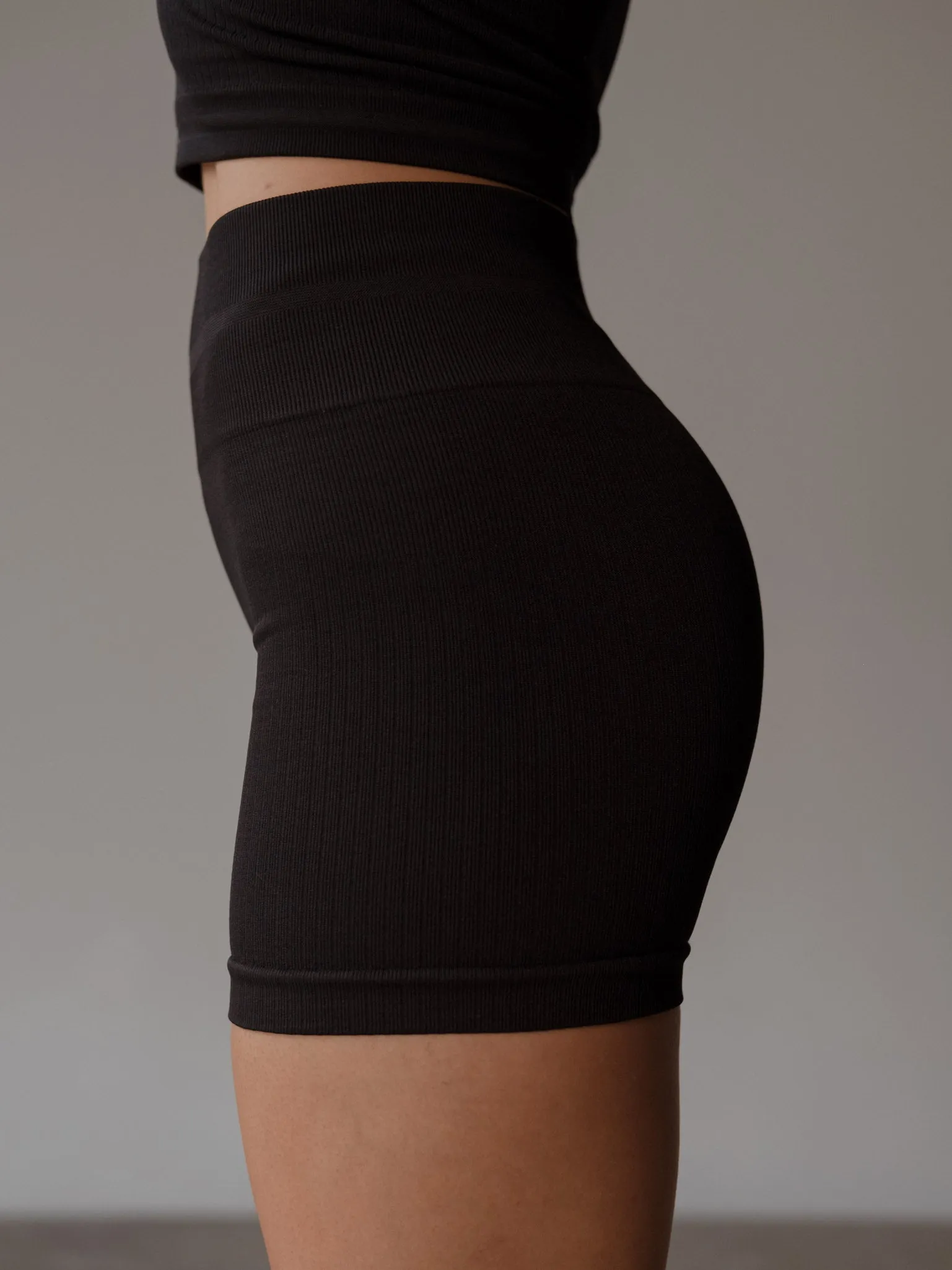 SHAPE SEAMLESS MINI SHORT  - PLUS BLACK