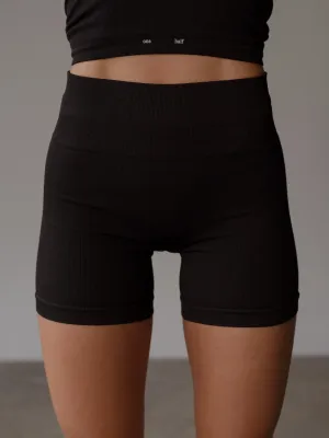 SHAPE SEAMLESS MINI SHORT  - PLUS BLACK